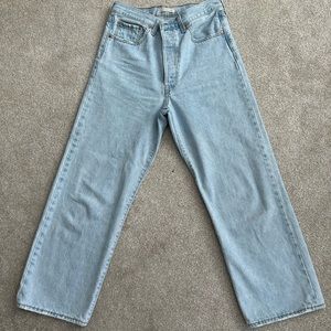 Levi’s ribcage straight leg. Light wash